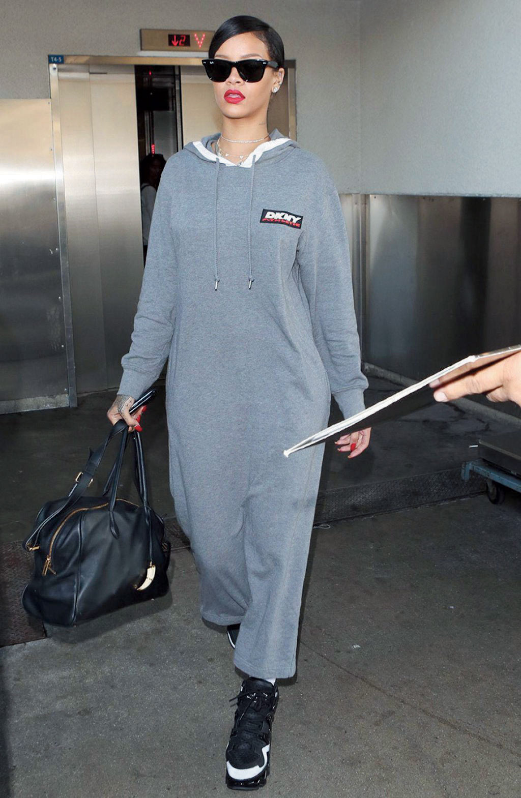 DKNY의 스웨트 드레스를 세련되게 소화한 리아나