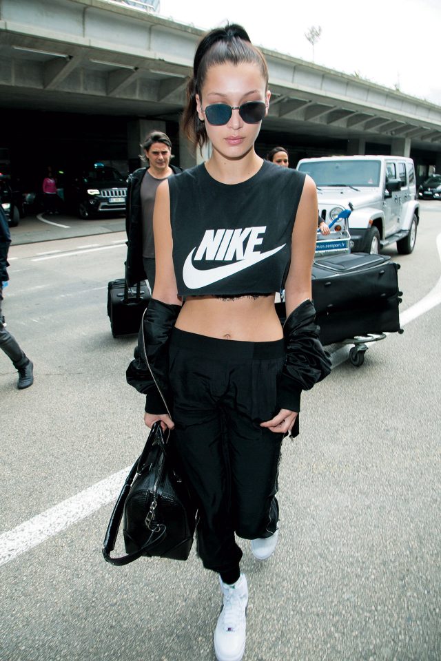 평소 스포츠 브랜드의 의상을 즐겨 입는 벨라 하디드의 공항 룩