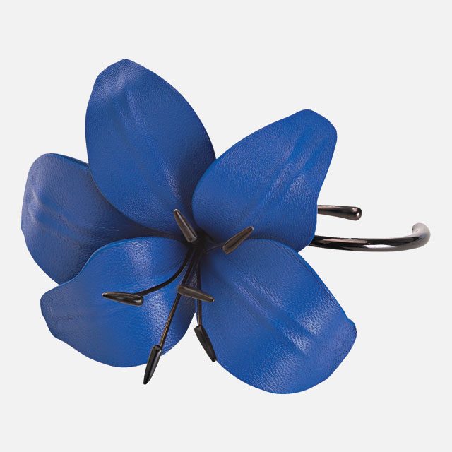 플라워 모티프의 가죽 뱅글은 60만원대로 Salvatore Ferragamo