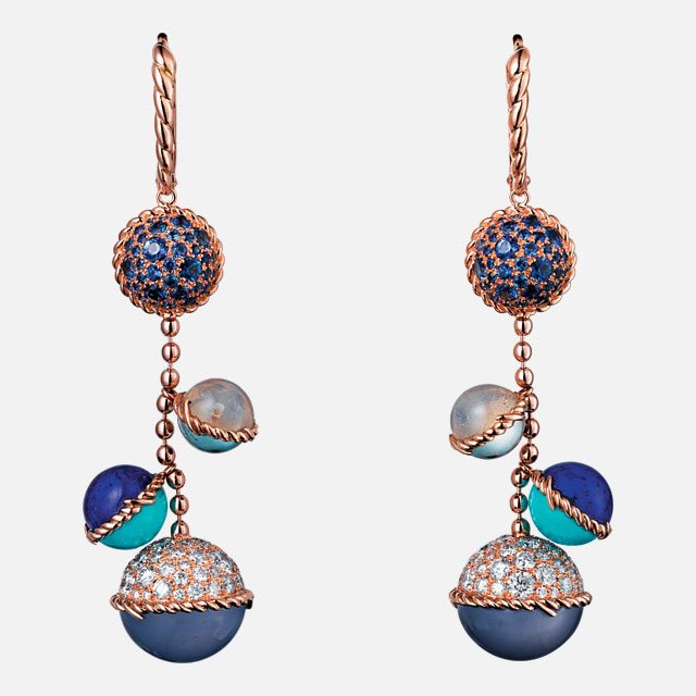 다양한 원석이 세팅된 볼 디테일 귀고리는 가격 미정으로 Cartier