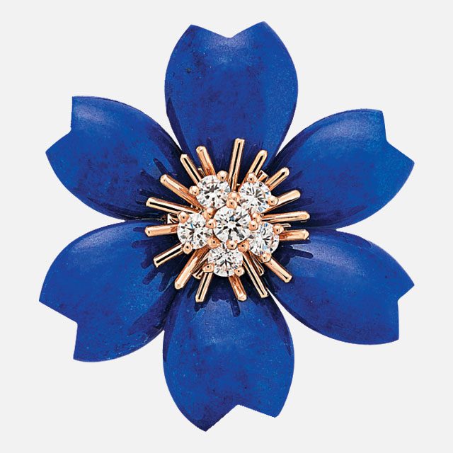 라피스 라줄리 원석과 다이아몬드가 세팅된 플라워 펜던트는 가격 미정으로 Van Cleef & Arpels