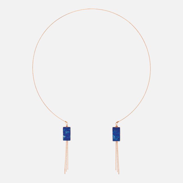 라피스 라줄리 펜던트와 프린지가 더해진 초커는 가격 미정으로 Ginette NY