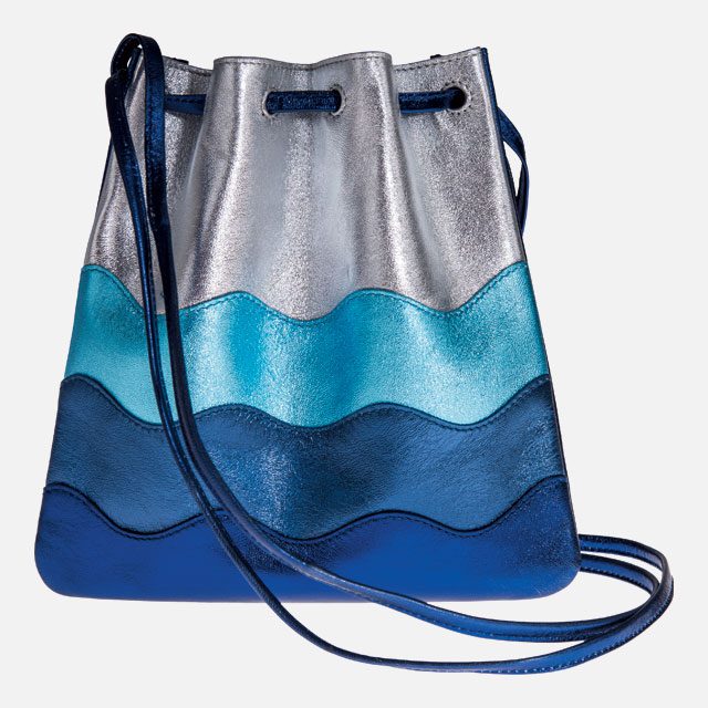 파도가 연상되는 물결 라인의 드로스트링 백은 36만9천원으로 Sandro