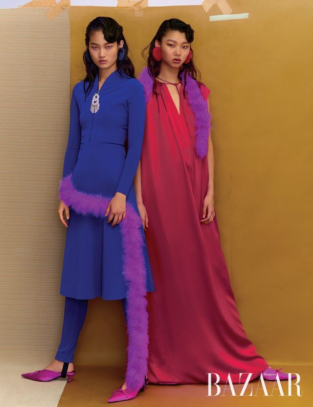 주얼 장식 집업 드레스, 밴드가 연결된 팬츠, 롱 드레스, 깃털 머플러, 핍 토 슬링백 슈즈는 모두 Balenciaga 제품.