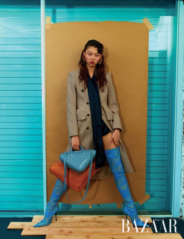 아워글라스 실루엣의 코트, 실크 블라우스, 삼각형 백, 레이스 부츠는 모두 Balenciaga 제품.