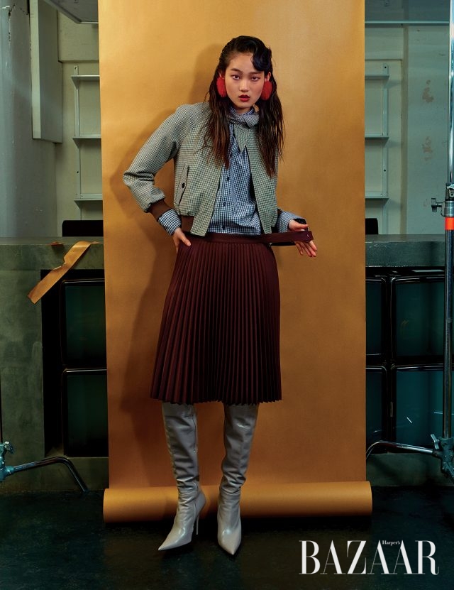 리본 집업 점퍼, 체크 셔츠, 플리츠 스커트, 사이하이 부츠는 모두 Balenciaga 제품.