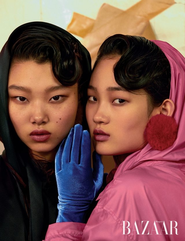 실크 리본 블라우스, 후드 케이프, 벨벳 장갑은 모두 Balenciaga 제품.