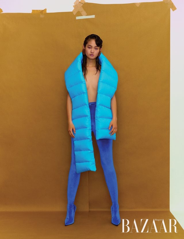 패딩 점퍼에 부착된 머플러, 부츠가 연결된 벨벳 팬츠는 모두 Balenciaga 제품.