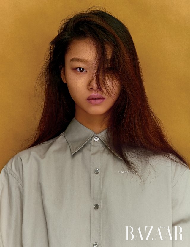 버튼업 셔츠는 Balenciaga 제품.