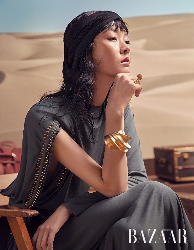 메탈 디테일의 드레스, 뱅글은 모두 Louis Vuitton 제품.