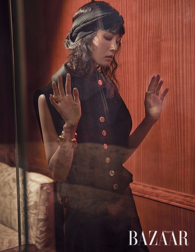 골드 버튼 베스트, 가죽 스커트, 뱅글은 모두 Louis Vuitton 제품.