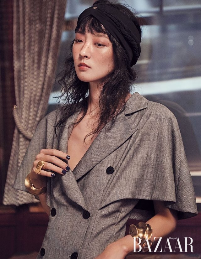 케이프 코트, 뱅글은 모두 Louis Vuitton 제품.