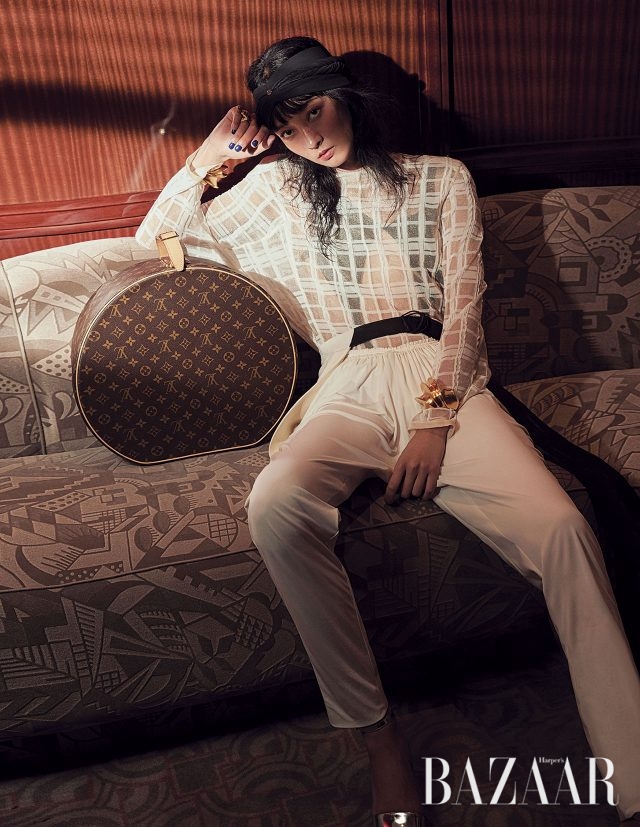 시스루 톱, 하렘팬츠, 뱅글, 실버 스트랩 샌들, 모자 케이스는 모두 Louis Vuitton 제품.