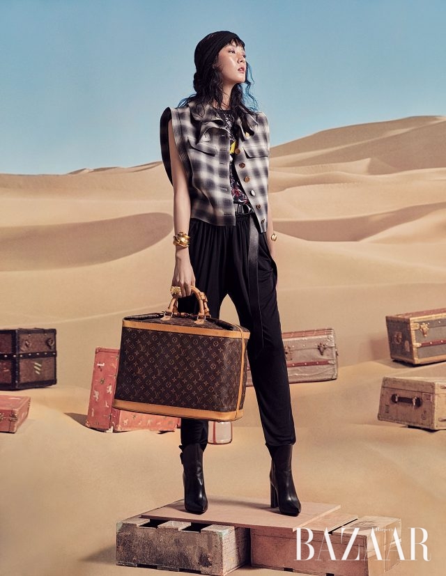 체크 베스트, 프린트 티셔츠, 하렘팬츠, 앵클부츠, 사각 트렁크는 모두 Louis Vuitton 제품.