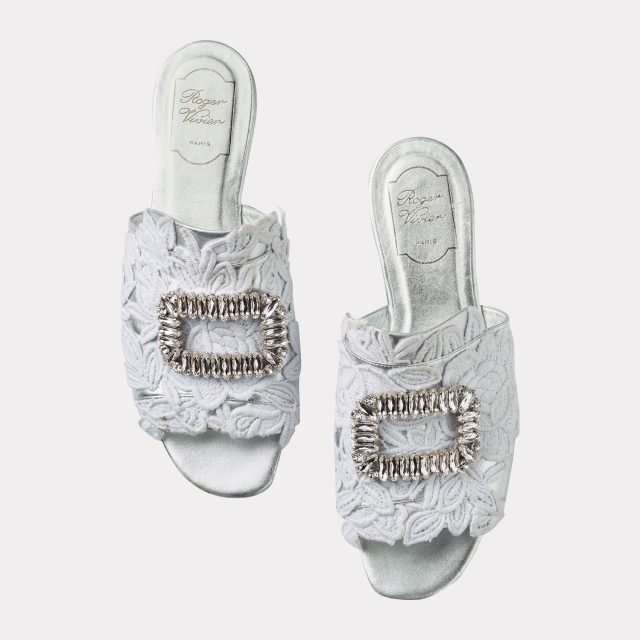 레이스 디테일의 화이트 뮬은 2백10만원대로 Roger Vivier