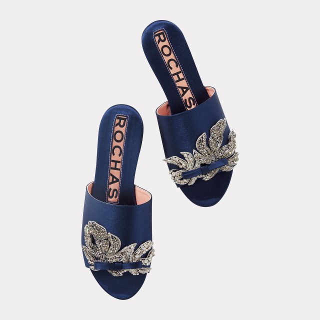 주얼 장식이 가미된 새린 소재 뮬은 1백8만원으로 Rochas by Mue