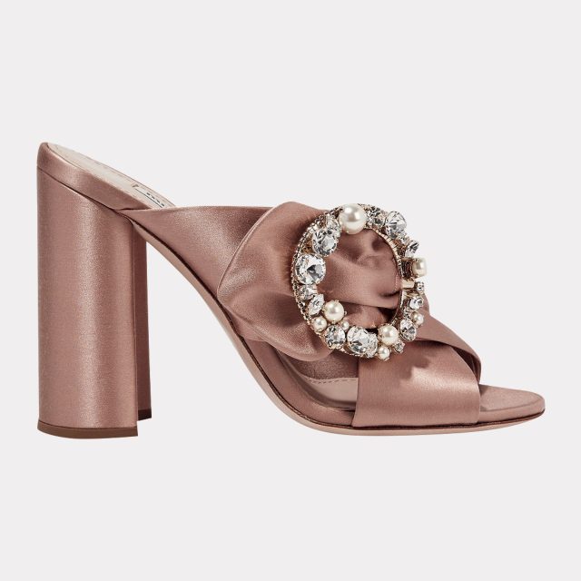 진주와 주얼 장식이 드레시한 느낌을 더하는 뮬은 가격 미정을 Miu Miu