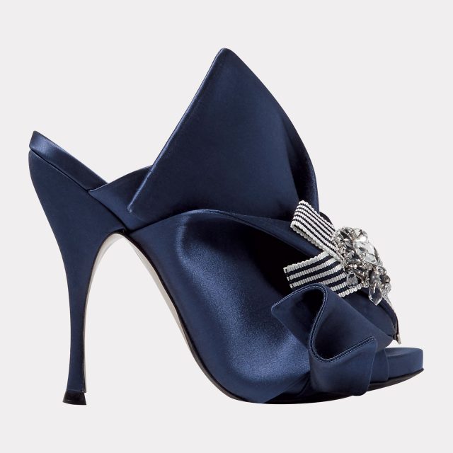 드레이핑 장식으로 볼륨감을 준 뮬은 70만원대로 N°21 by Net-A-Porter