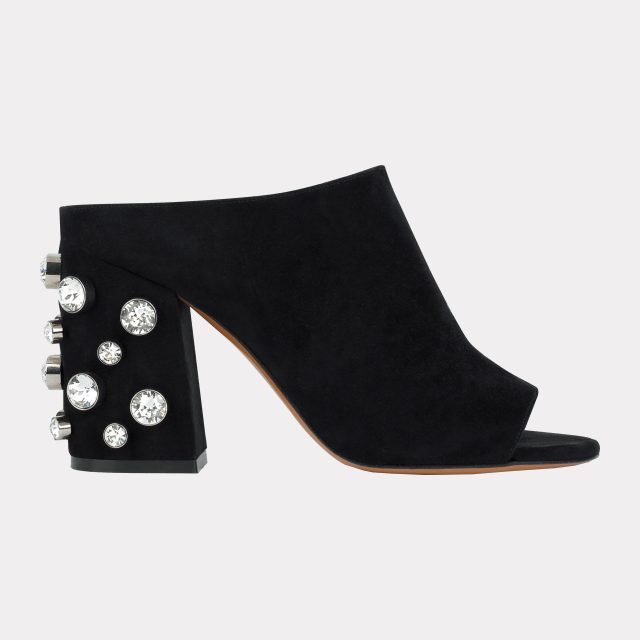 글라스 스톤 장식이 돋보이는 스웨이드 뮬은 가격 미정으로 Givenchy