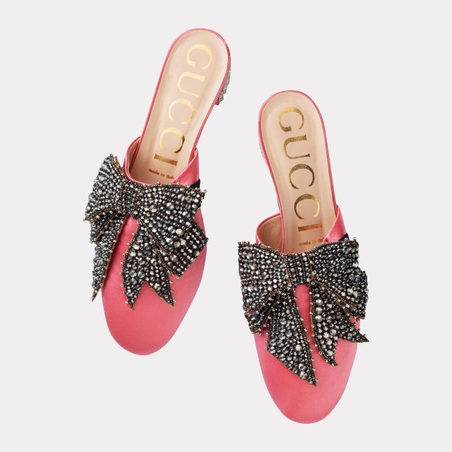 오버사이즈 리본 장식을 더한 뮬은 가격 미정으로 Gucci