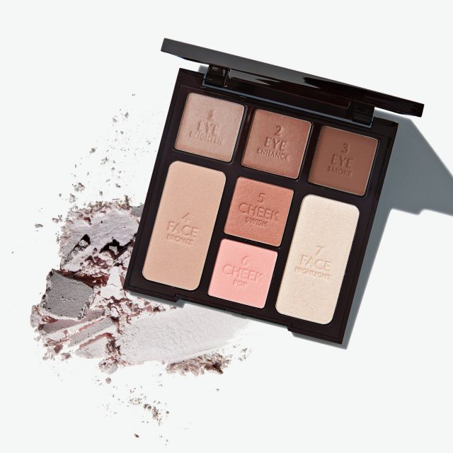 Charlotte Tilbury by Net A Porte 인스턴트 룩 인 어 팔레트 얼굴에 내추럴한 빛을 부여해주는 로즈 골드와 브론즈 톤의 아이섀도, 컨투어링, 치크, 하이라이트 컬러가 쉽고 빠르게 메이크업을 완성해준다. 6만원대.