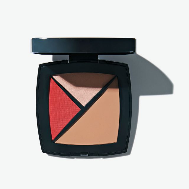 Chanel 팔레트 에쌍씨엘 컨실러 밤, 하이라이터, 립 & 치크의 멀티 블러셔가 한데 담겨 얼굴에 자연스럽고 건강한 생기를 불어넣어준다. 170 베쥬 엥땅스, 8만4천원.