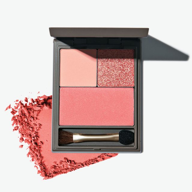 Innisfree 마이 팔레트 아티스트 인터뷰를 통해 개발한 1백40개의 컬러에서 골라 담는 재미가 있다. 마이 아이섀도우-매트 5천원, 글리터 5천5백원, 마이 블러셔 7천원, 케이스 4구 7천원.