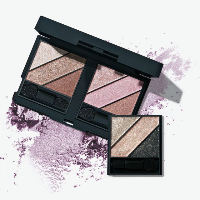 Elizabeth Arden 리틀 블랙 컴팩트 크리미한 텍스처의 9가지 아이섀도 트리오에서 두 세트를 선택하면 끝! 아이섀도 트리오 각 2만6천원, 케이스 6천원.