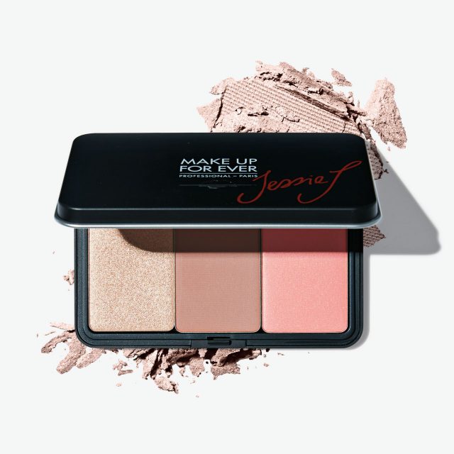 Make Up For Ever 아티스트 페이스 컬러 8가지 블러셔, 4가지 스컬프터, 4가지 하이라이트 컬러 중 3가지를 골라 담을 수 있다. 컬러 각 2만9천원대, 케이스 9천원대.