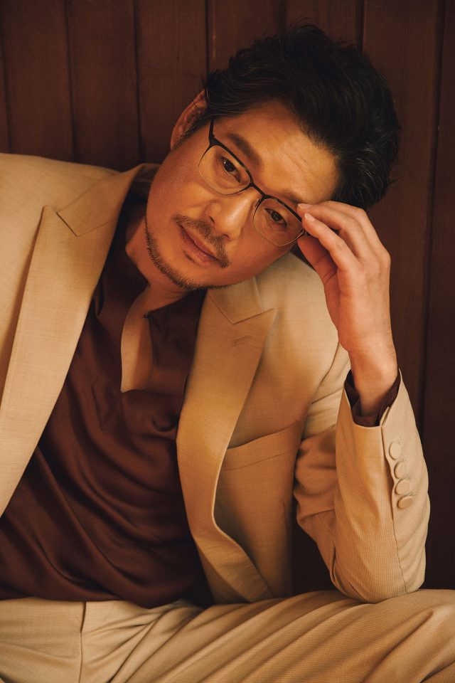 수트, 셔츠는 모두 Kimseoryong 제품.
