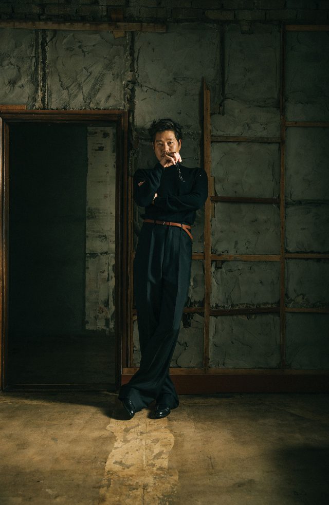 터틀넥, 슈즈는 모두 Hugo Boss, 와이드 팬츠는 Kimseoryong 제품.