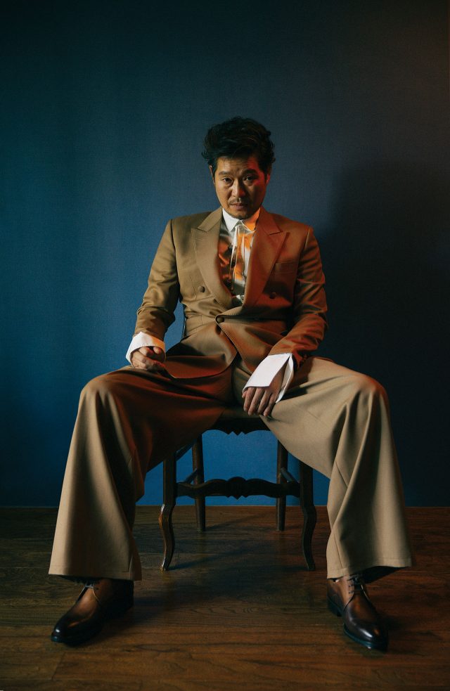 수트, 셔츠는 모두 Chang Kwanghyo Caruso 제품.