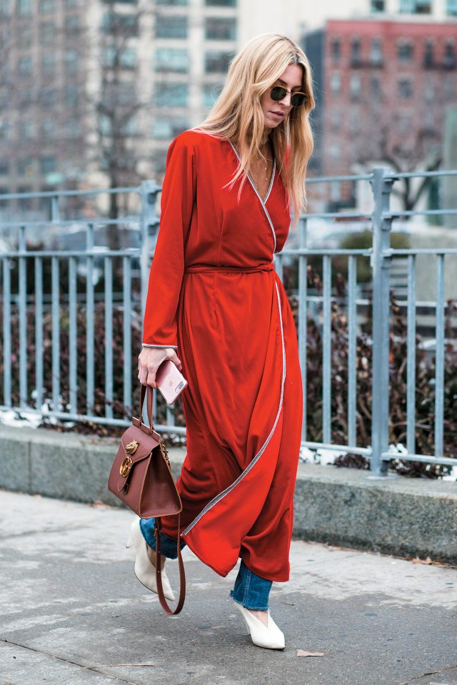 드레시한 랩 드레스에 데님 팬츠와 모던한 액세서리를 매치했다.