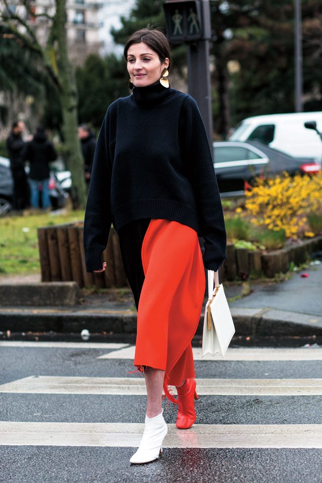 컬러 블로킹이 돋보이는 스커트에구조적인 액세서리와 각각 다른 컬러의 셀린 부츠로 위트를 더했다.