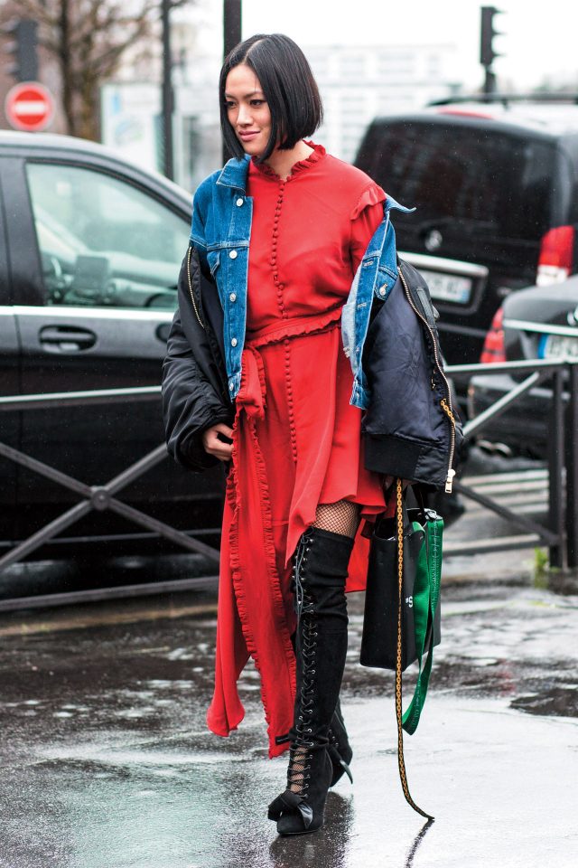 마그다 부트림의 언밸런스 디테일드레스에 레이스업 사이하이 부츠로 관능미를 더한 티파니 휴.