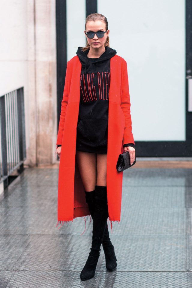 캐주얼한 후디와 페미닌한 롱 코트, 사이하이 부츠의 쿨한 조합.