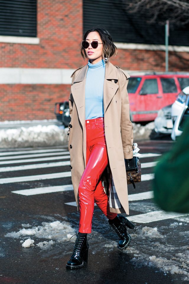 아미송은 광택감이 돋보이는 톱숍의 레드 팬츠에 루이 비통 부츠와 백으로 시크한 룩을 연출했다.