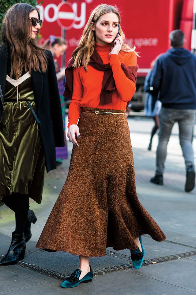 올리비아 팔레르모는 레드 터틀넥 톱에 글리터리한 머메이드 스커트와 산토니 벨벳 슈즈로 페미닌한 룩을 연출했다.