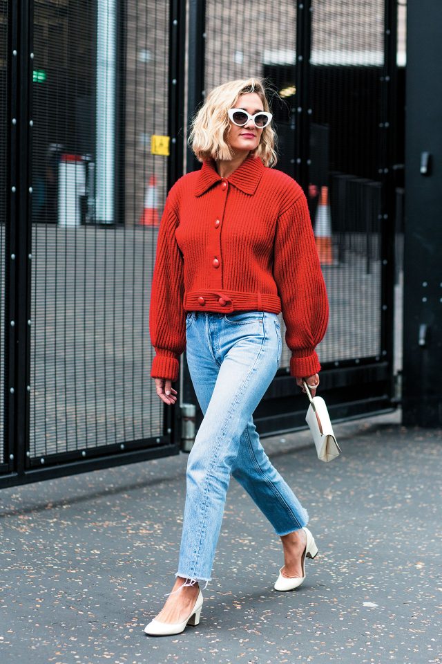 레트로 무드의 니트 재킷과 데님 팬츠에 화이트 컬러 액세서리를 매치해 경쾌한 룩을 완성했다.