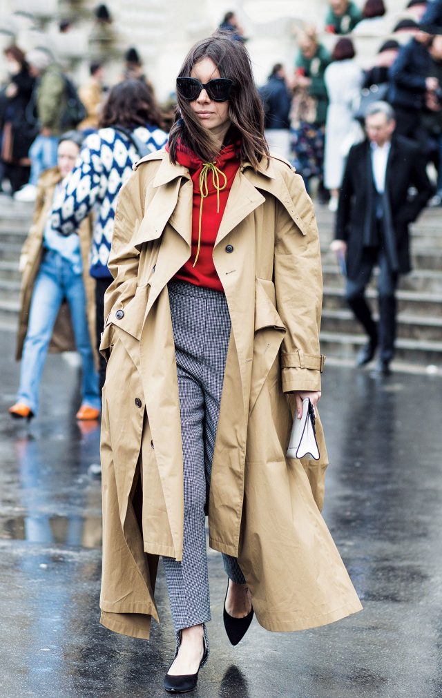 캐주얼한 후디에 오버사이즈 트렌치코트를 시크하게 소화한 나타샤 골든버그.