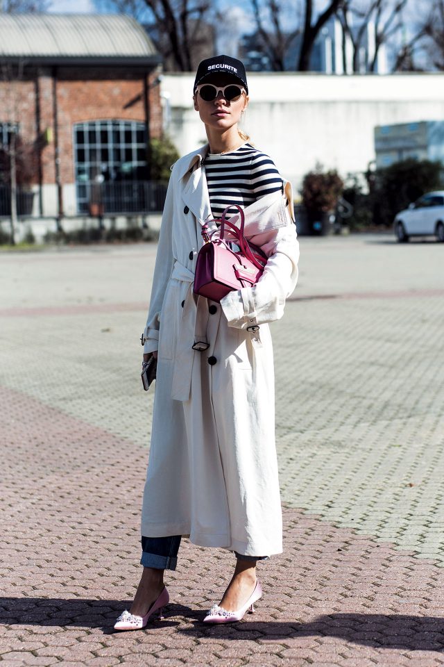 보이시한 룩에 한쪽 어깨를 드러낸 코트와 주얼 장식 키튼 힐로 페미닌함을 더했다.