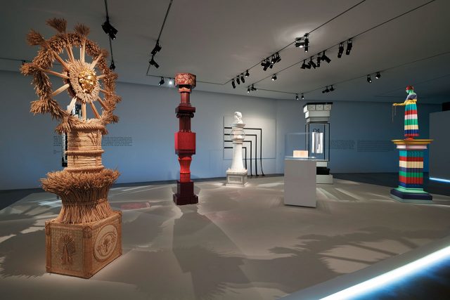 샤넬을 상징하는 것들을 조형화한 토템룸.