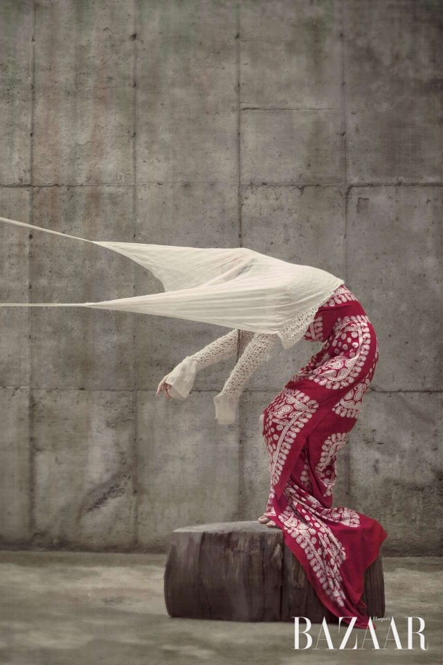 베이지. 1994 F/W, 1995 F/W 시즌의 페이즐리 패턴 드레스와 니트 가운.모델/ 정청솔 메이크업/ 박혜령
