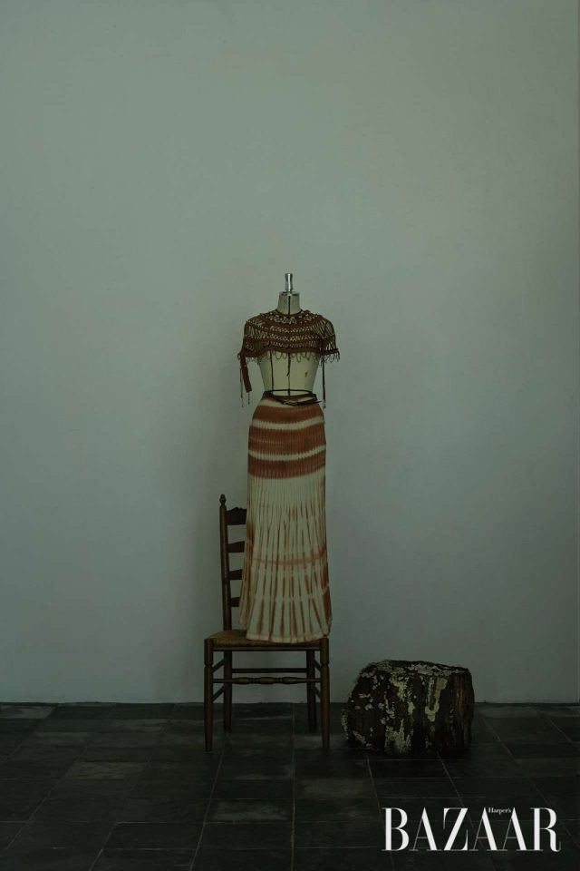 염색. 이국적인 프린트가 돋보이는 1999 S/S 시즌의 롱스커트와 케이프.