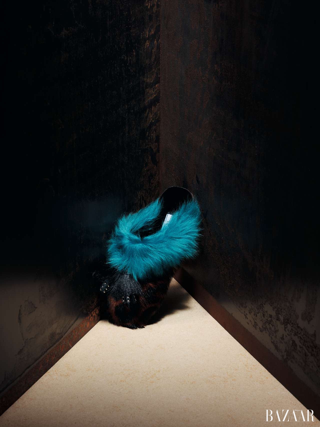 태슬 장식과 레오퍼드, 컬러 포인트 퍼가 귀엽게 조화를 이룬 슬라이드는 1백19만원으로 Prada