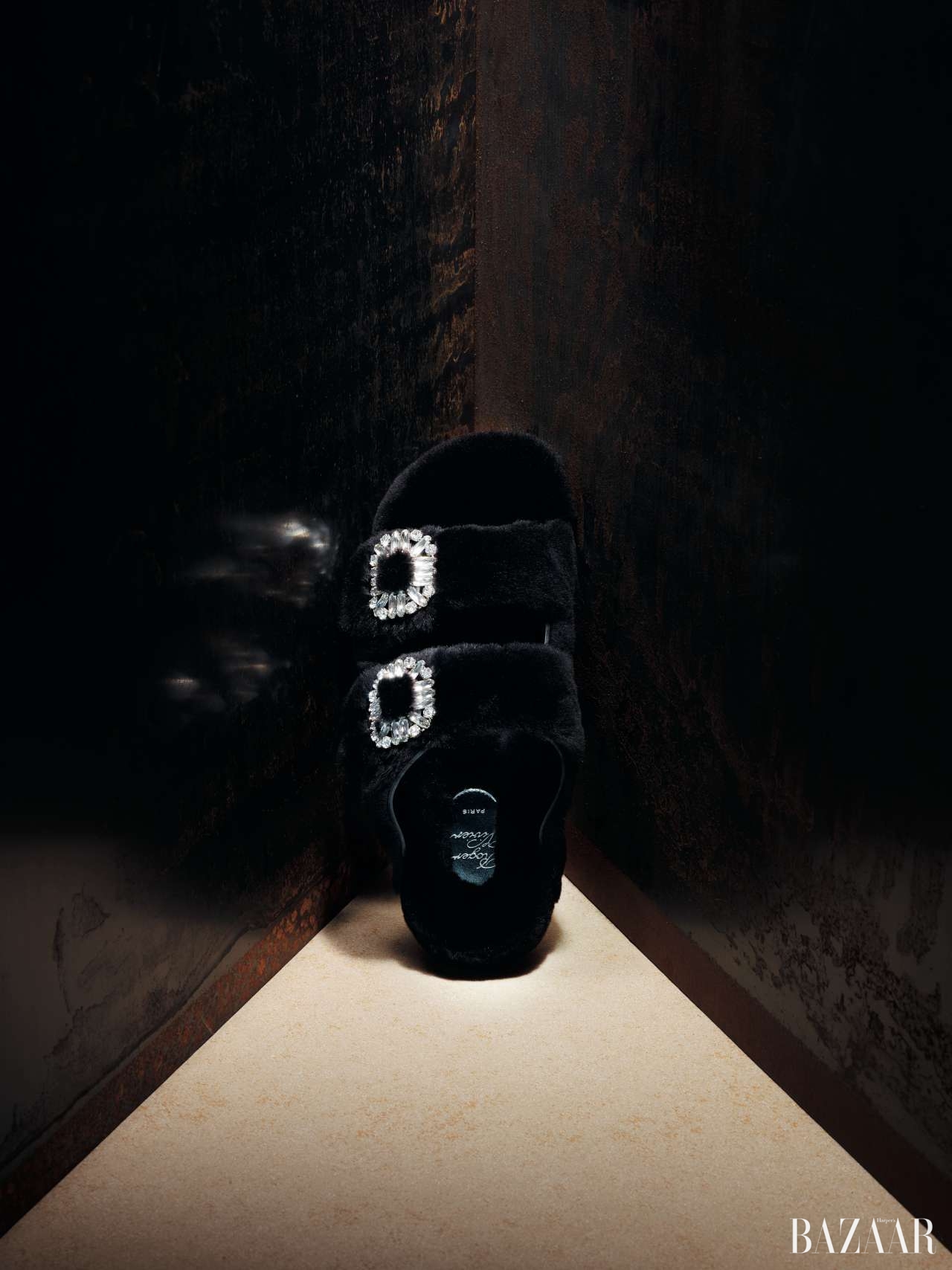 섬세한 주얼 장식이 돋보이는 밍크 퍼 슬라이드는 4백90만원대로 Roger Vivier