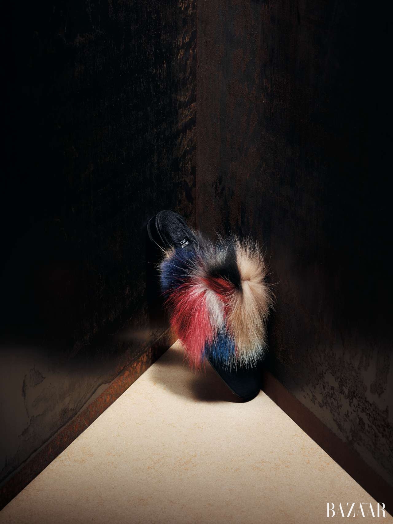 멀티 컬러의 밍크 퍼 장식이 화려함을 더하는 슬라이드는 가격 미정으로 Stuart Weitzman