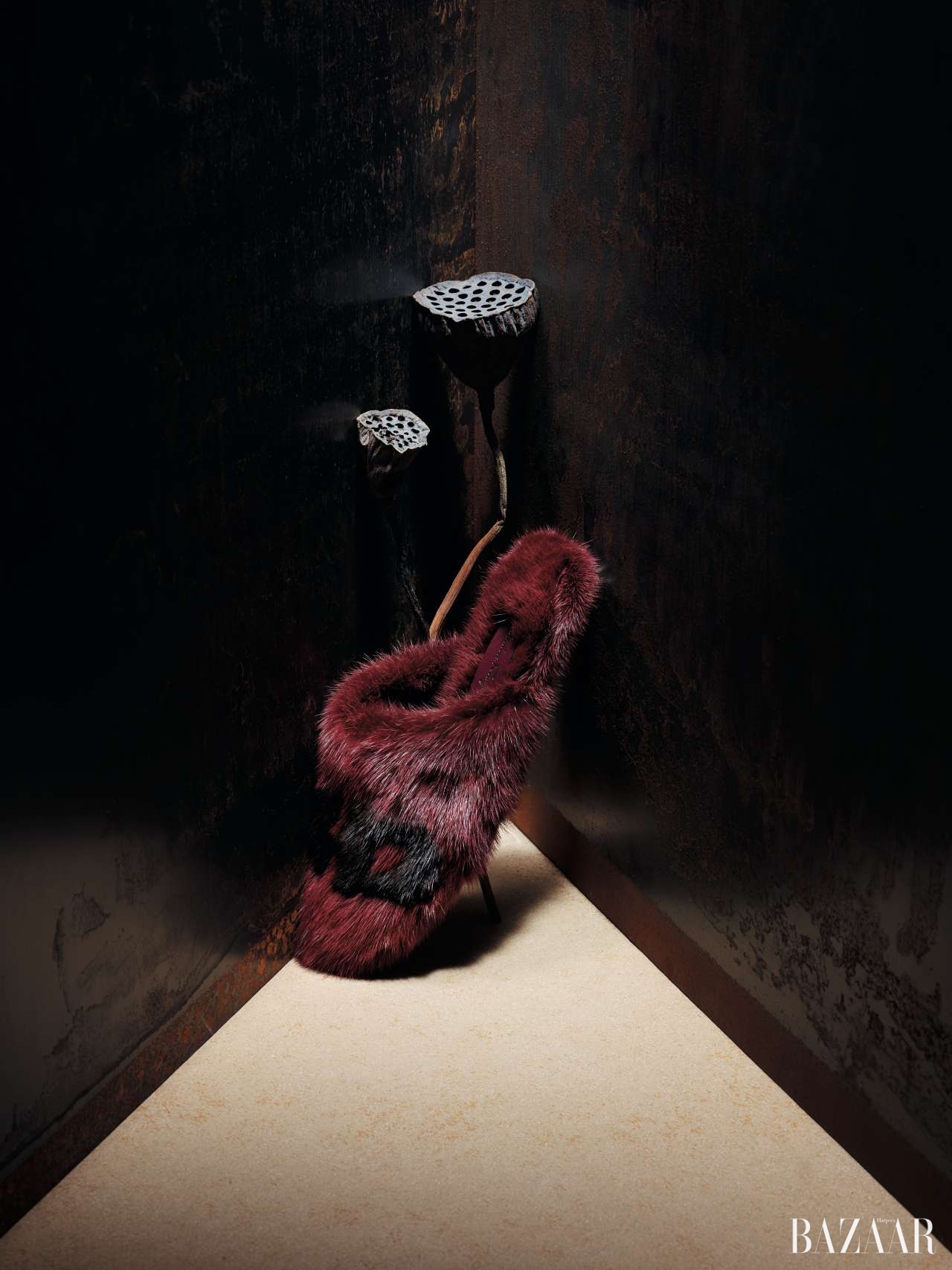 로고 디테일의 밍크 퍼 슬라이드는 1백30만원으로 Salvatore Ferragamo