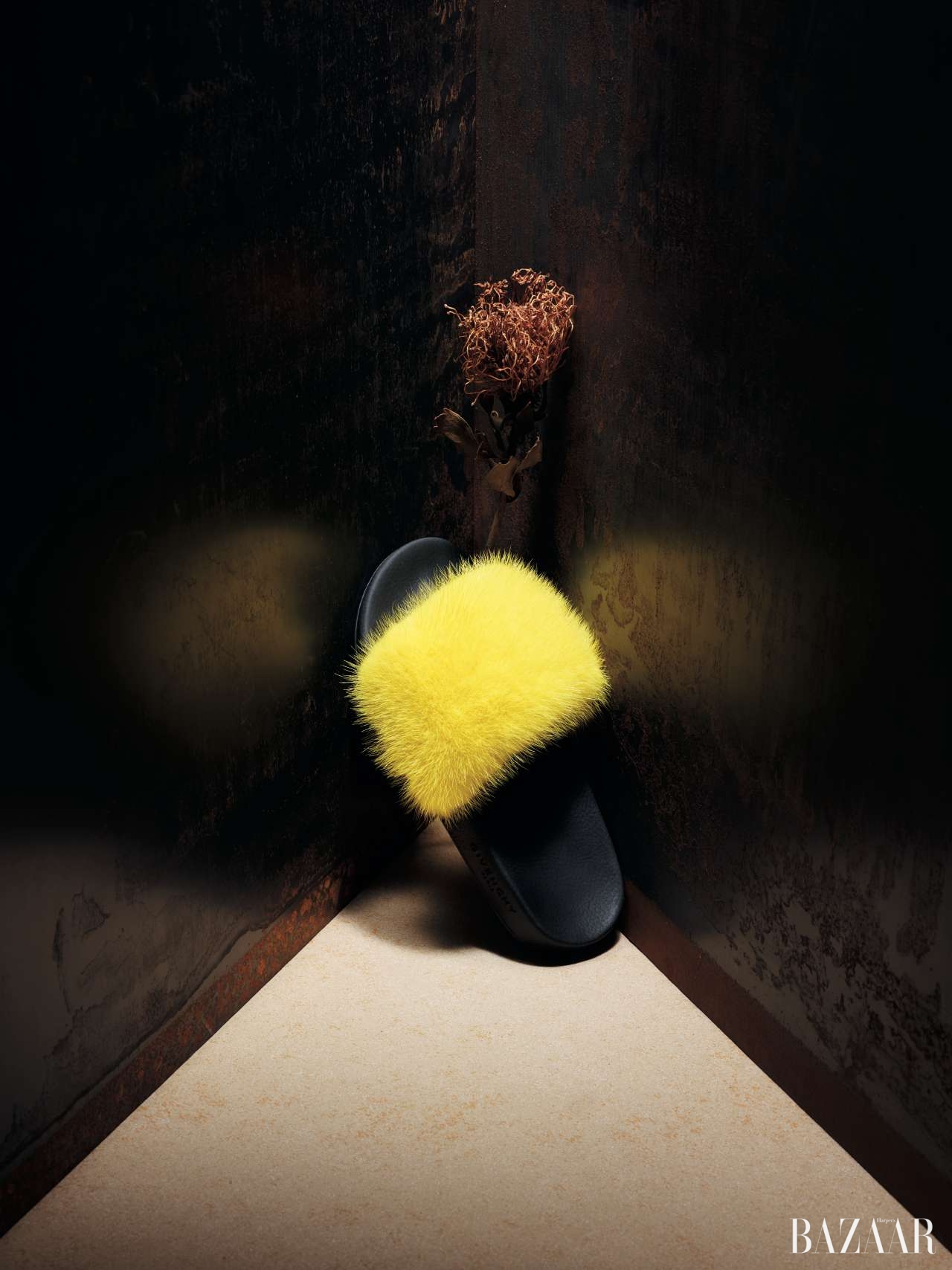 상큼한 레몬 옐로 컬러 밍크 퍼가 포인트로 가미된 슬라이드는 79만원으로 Givenchy