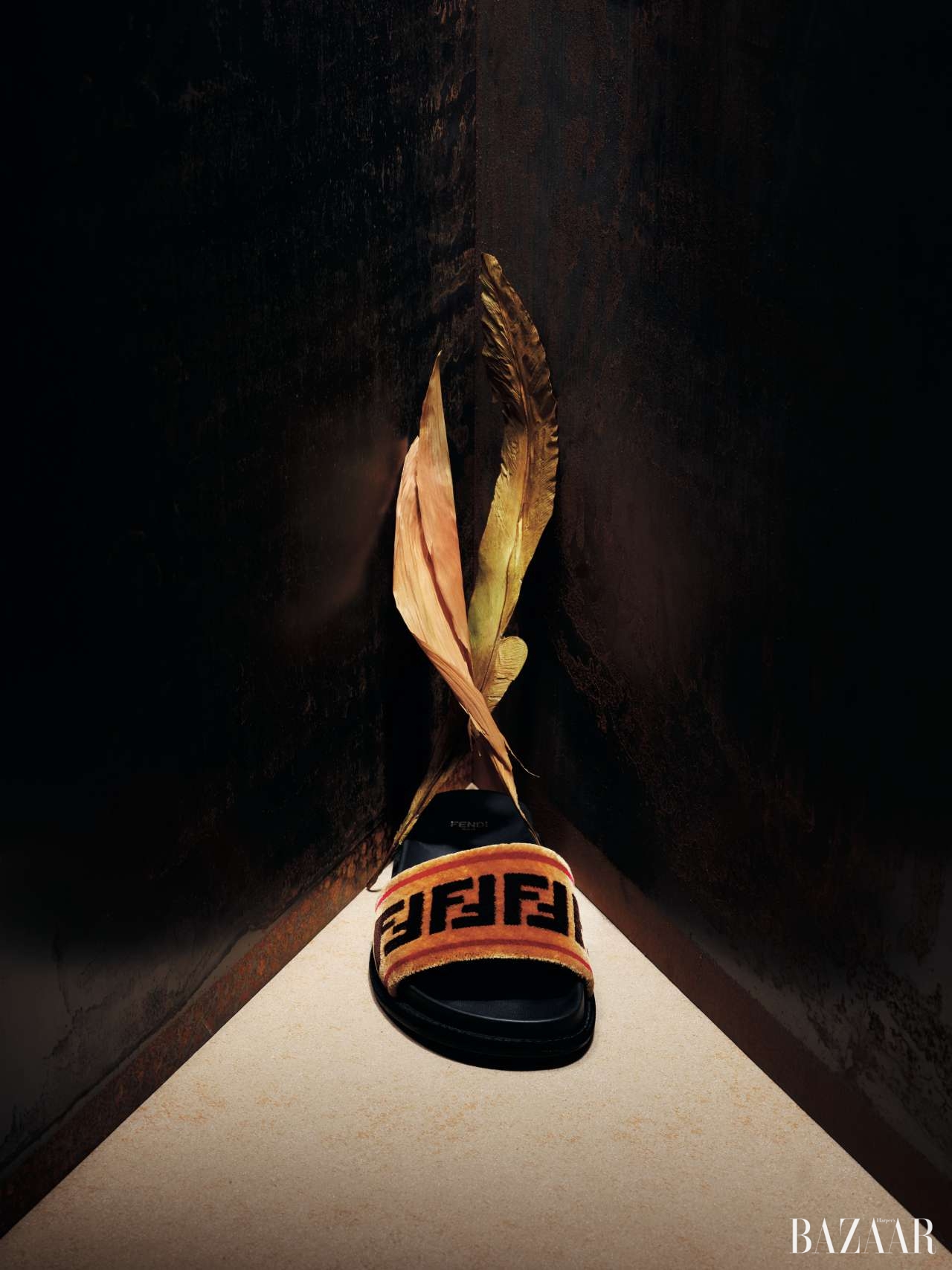 하우스의 시그너처 로고가 담긴 시어링 스트랩의 슬라이드는 91만원으로 Fendi